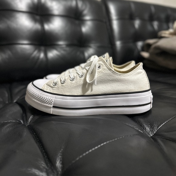 Converse Women’s Chuck Taylor All Star Lift Low Tops in White/Off White/Black - Picture 3 of 15